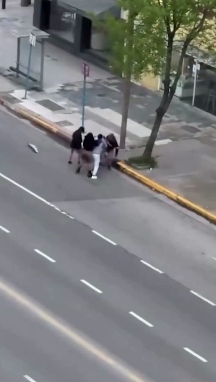 Un joven recibió una golpiza a la salida de un boliche en Mar del Plata y un auto se metió en contramano para defenderlo