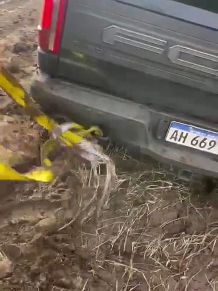 El trabajo para sacar la camioneta del Dibu Martínez del barro