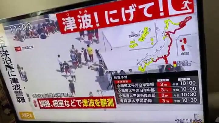 Japoneses se refugian en la terraza de un edifico a la espera del tsunami