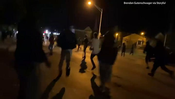 Kyle Rittenhouse dispara contra los manifestantes en Kenosha, Wisconsin.- Fuente: Chicago Sun-Times