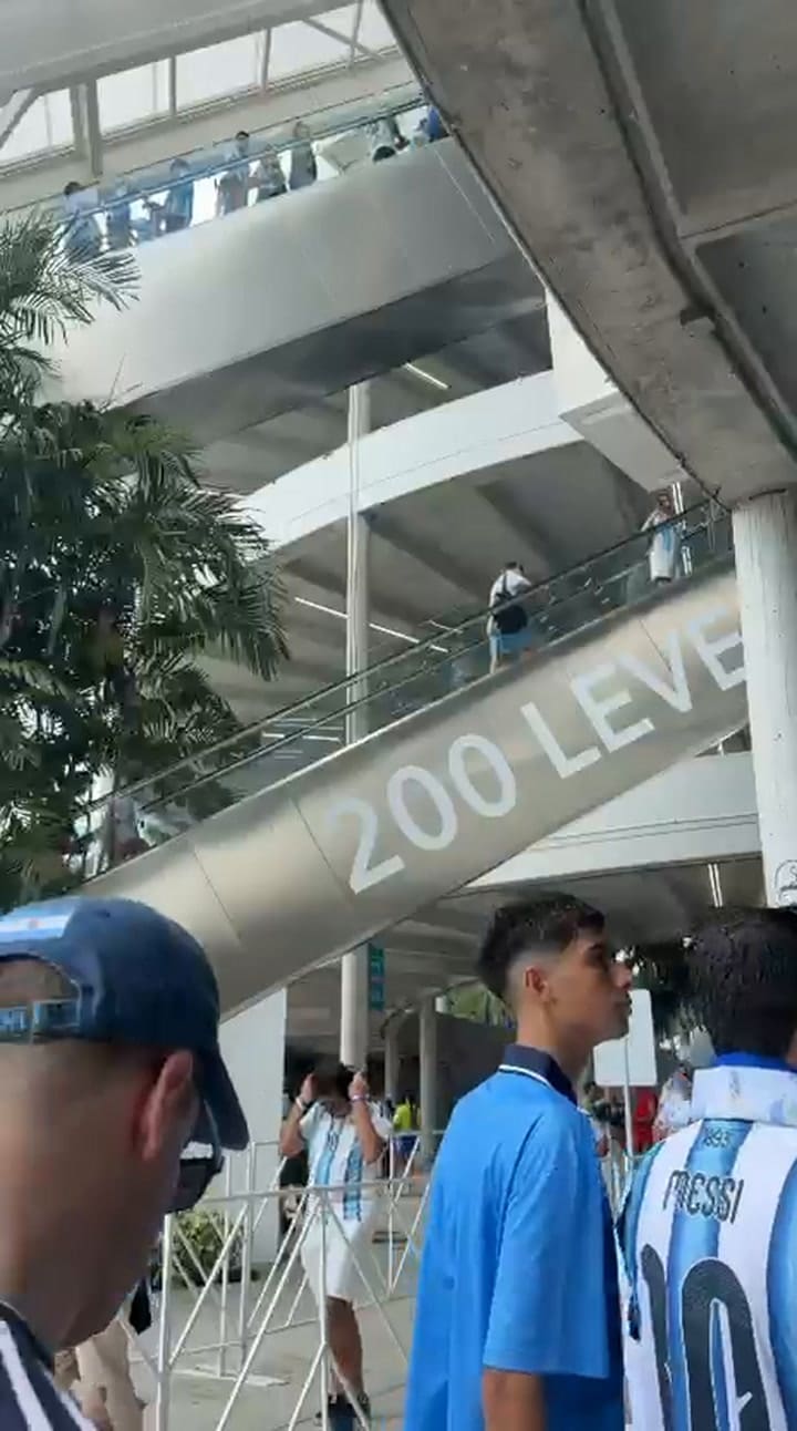 Los ingresos a las tribunas son por escalera mecánica