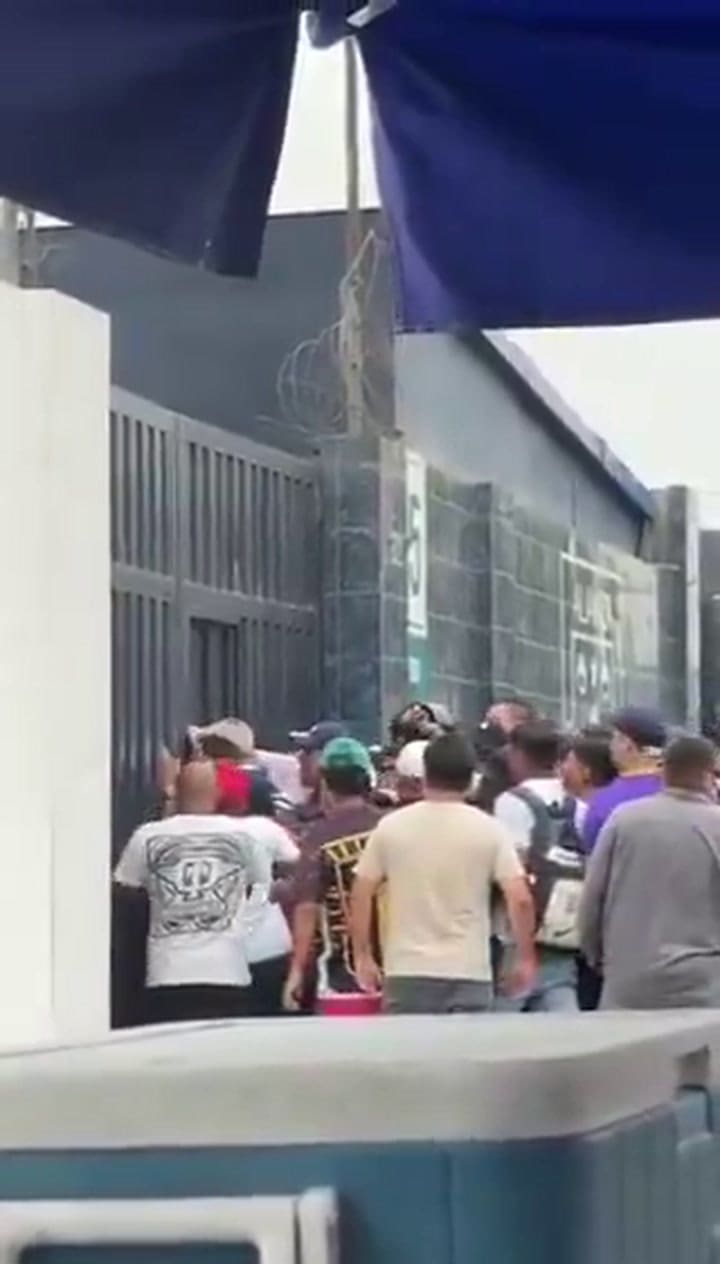 La barra fuerza la entrada al estadio Alejandro Villanueva