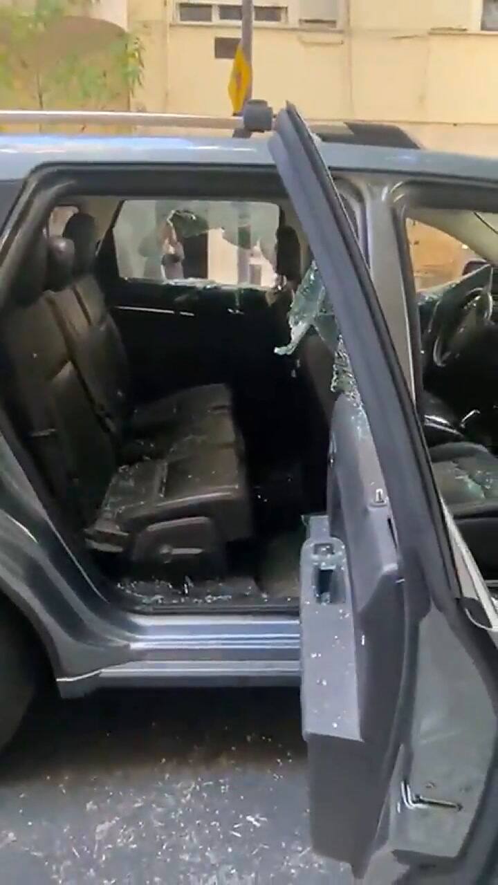 Motochorros le destrozaron las ventanillas de la camioneta para robarle un bolso
