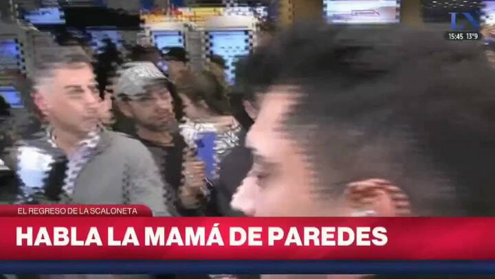 La madre de Leandro Paredes se quebró mientras hablaba con periodistas tras su llegada a Ezeiza