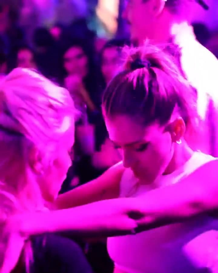 La China Suárez asistió a la fiesta Bresh y bailó con Valentina Zenere