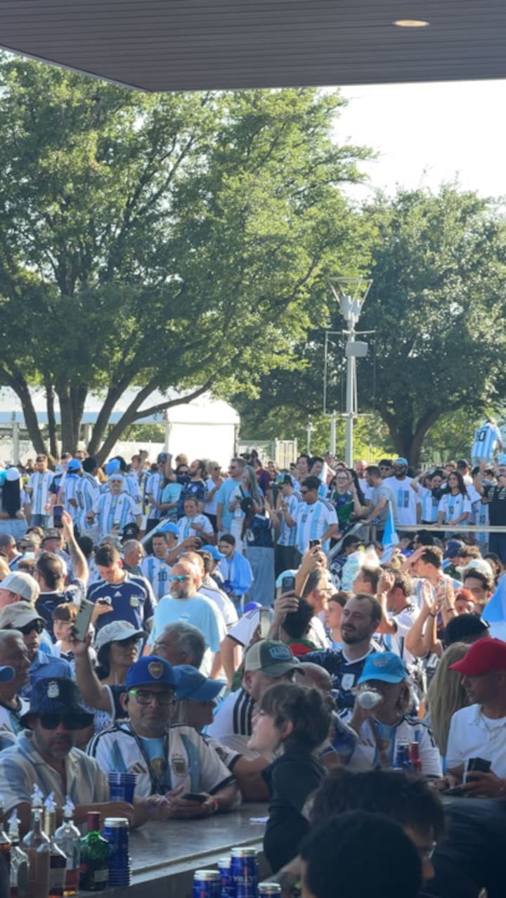 Al ritmo de El bombón Asesino ingresa la gente al estadio. Es una de las canciones que la FIFA pone siempre para la hinchada.