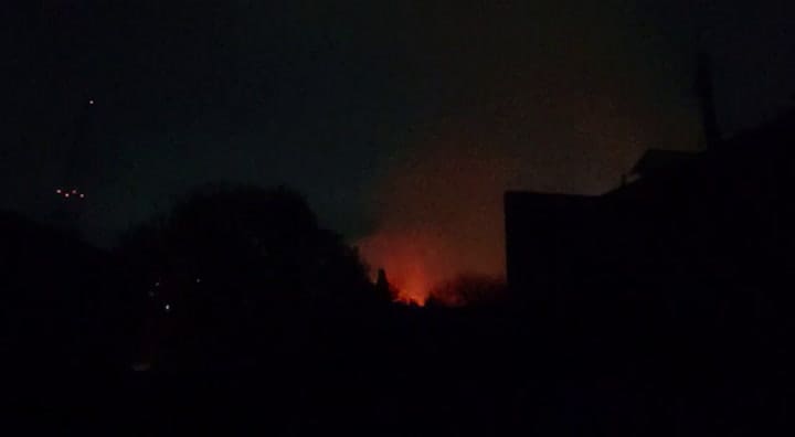 Al caer la noche se reavivaron las llamas del incendio de Iron Mountain