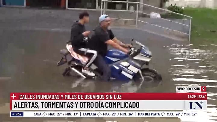 Dos personas aparecieron con una cana de pescar en Dock Sud