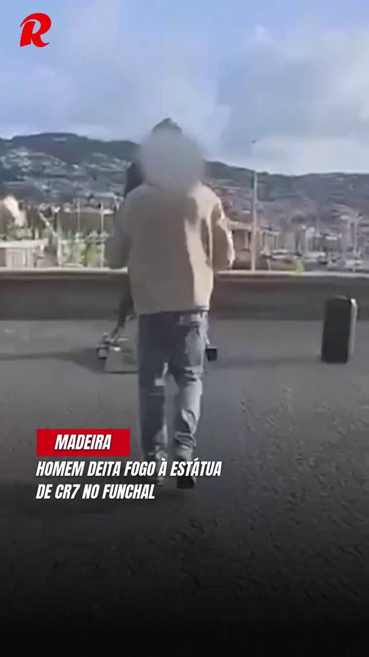 Prenden fuego una estatua de Cristiano Ronaldo en Portugal