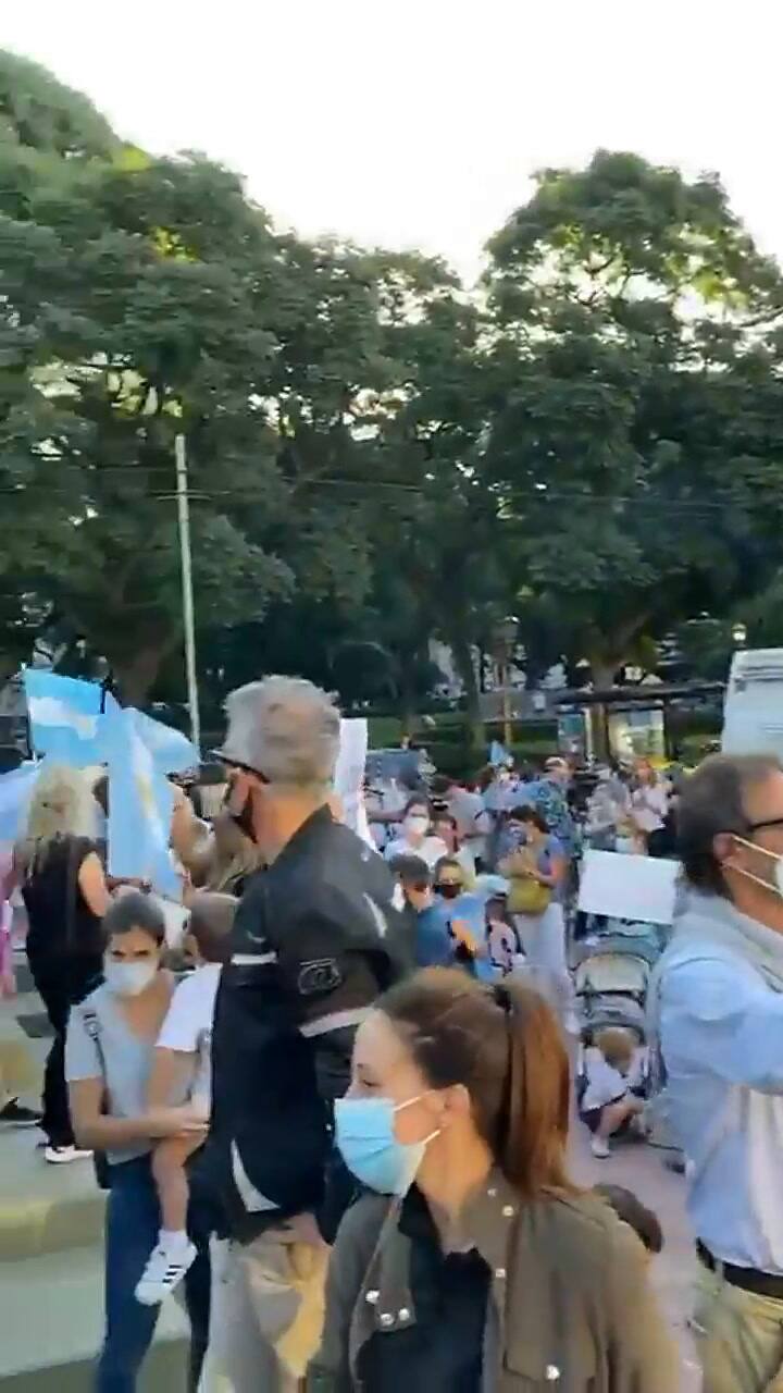 Manifestación frente al Palacio Pizzurno