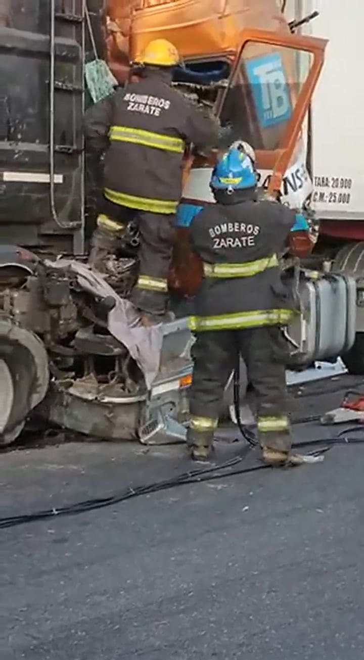 Así rescataban a uno de los camioneros que quedó atrapado tras chocar contra otro camión