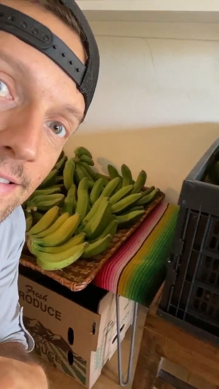 Jason tras una cosecha de palta y bananas