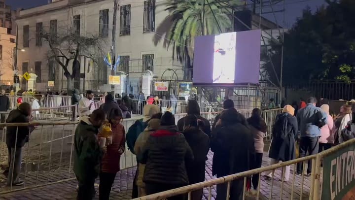 La larga noche de la fe: miles de peregrinos esperan para entrar a San Cayetano