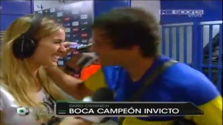 El beso de Chechu Bonelli y Dario Cvitanich tras la victoria de Boca en 2011