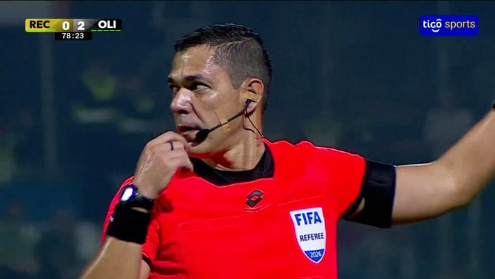 Un arquero argentino lesionó a su propio compañero de un rodillazo en la cara durante un partido en Paraguay