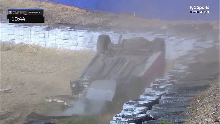 Impresionante vuelco en una carrera en General Roca