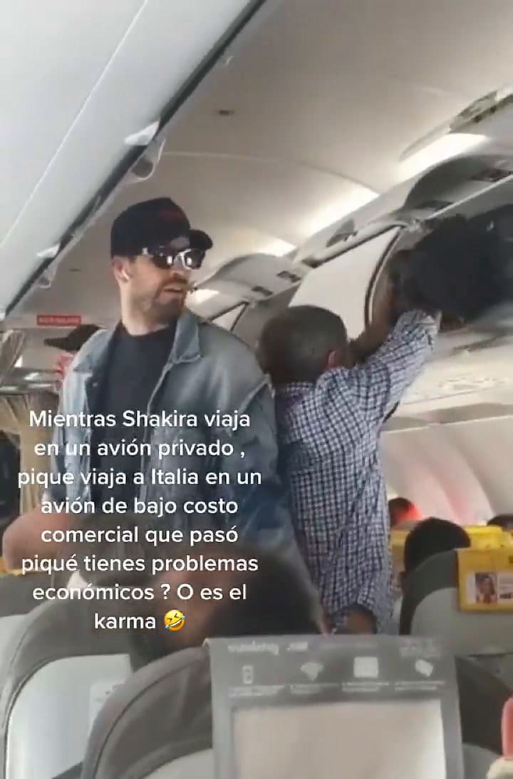 Gerard Piqué fue sorprendido en un vuelo de bajo costo