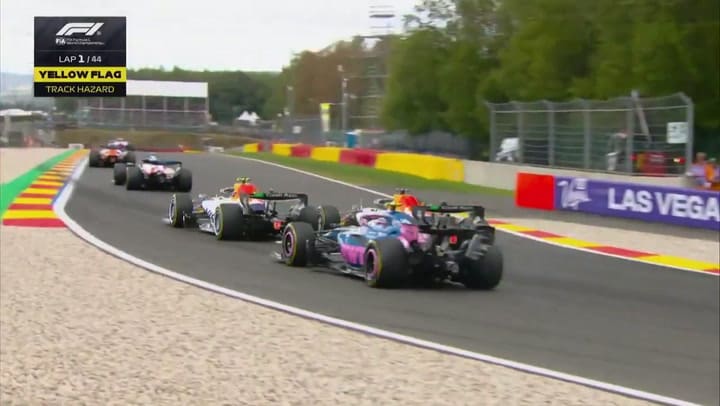 La accidentada largada en Bélgica: se tocaron Hamilton y Russell