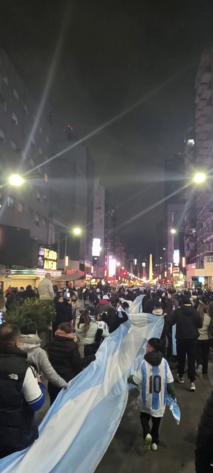 Los hinchas argentinos salieron a la calle para celebrar