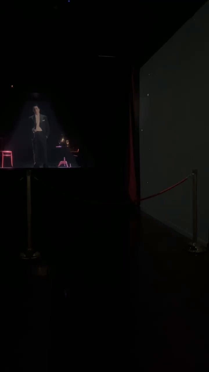 La simulación en la que se abre el telón y Carlos Gardel sale a escena