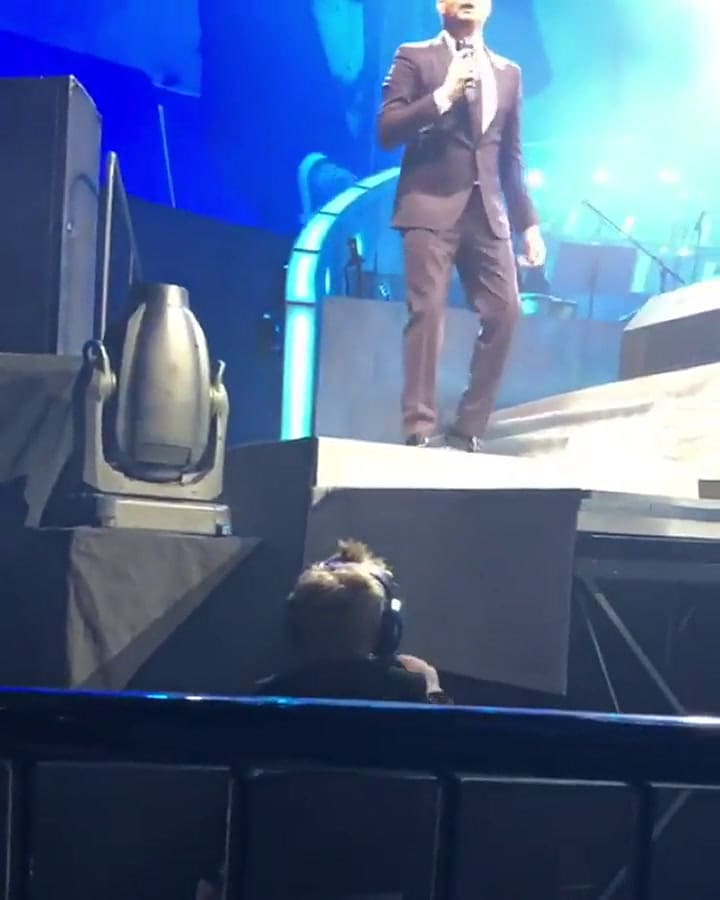 El momento en que Michael Buble le da la mano a su hijo en pleno show - Fuente: Instagram