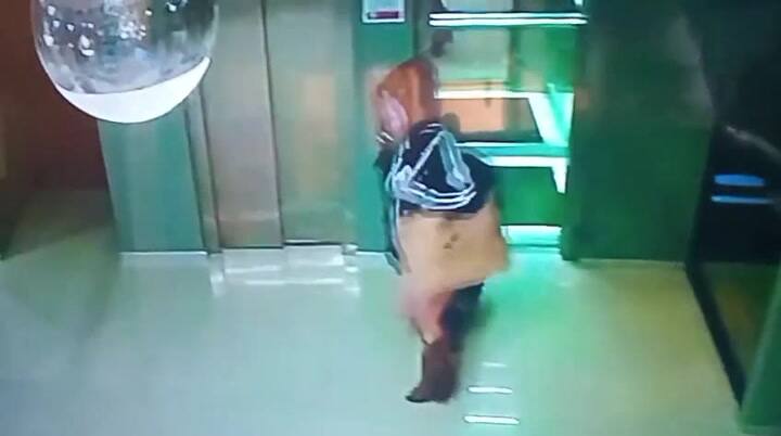El momento en que la "viuda negra" sale del ascensor con el botín