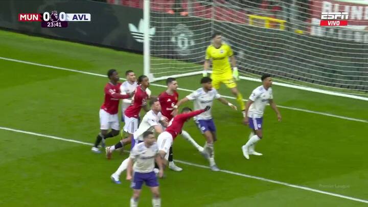 La gran atajada de Dibu Martínez en Manchester United vs. Aston Villa