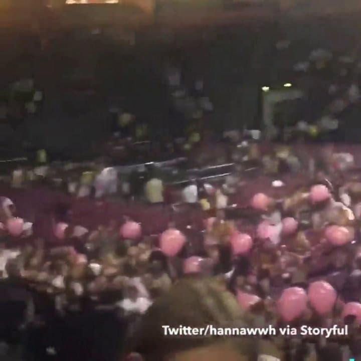 Miles de personas corriendo luego de las explosiones en el recital de Ariana Grande