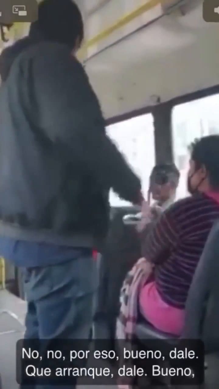 Lo bajaron a los golpes del colectivo porque se subió sin barbijo