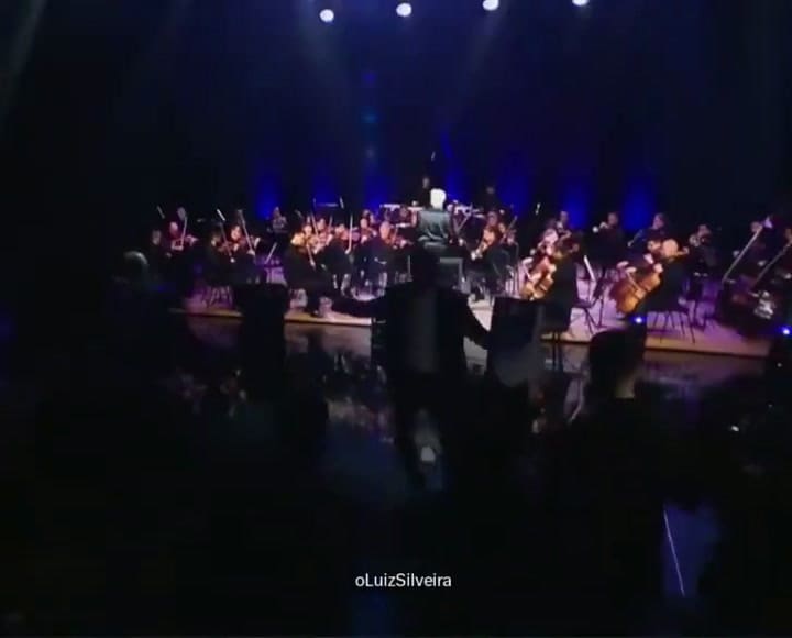 Flavio Bolsonaro entró bailando al debate presidencial en Brasil