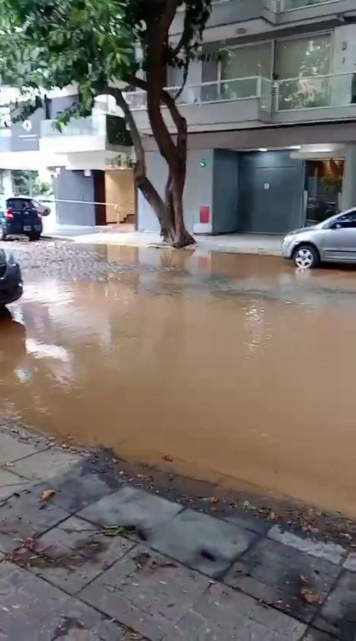 Se rompió un caño en Las Cañitas y el agua trepó hasta 30 centímetros