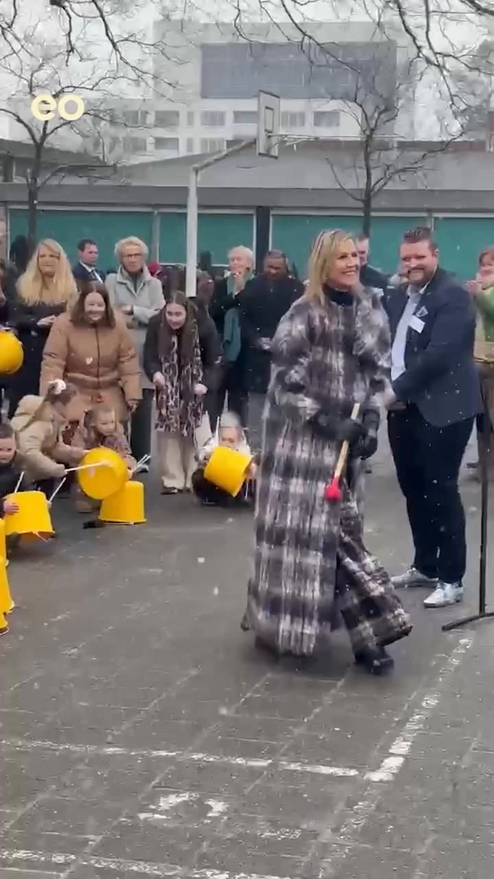 La reina Máxima volvió a salirse del protocolo y participó de un show musical