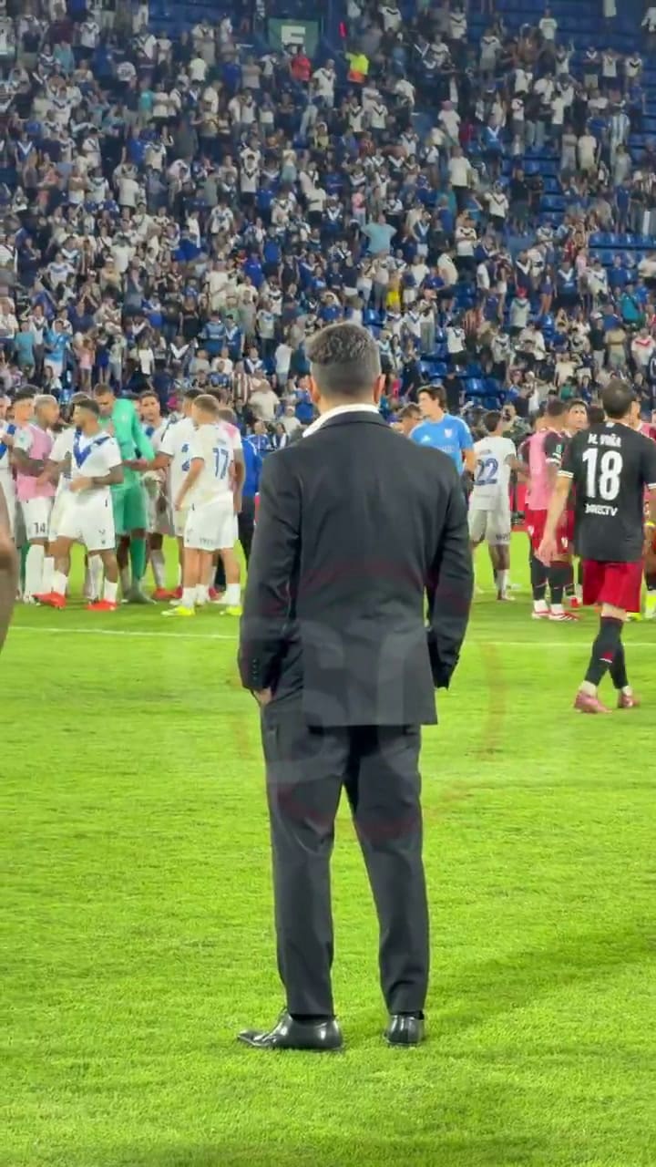 Gallardo espera a los jugadores de River tras la derrota con Vélez