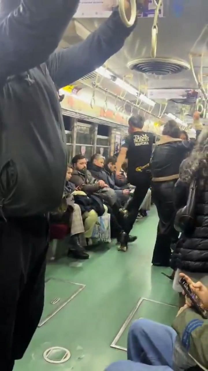 El momento en que el pasajero le "pone la traba" al patinador