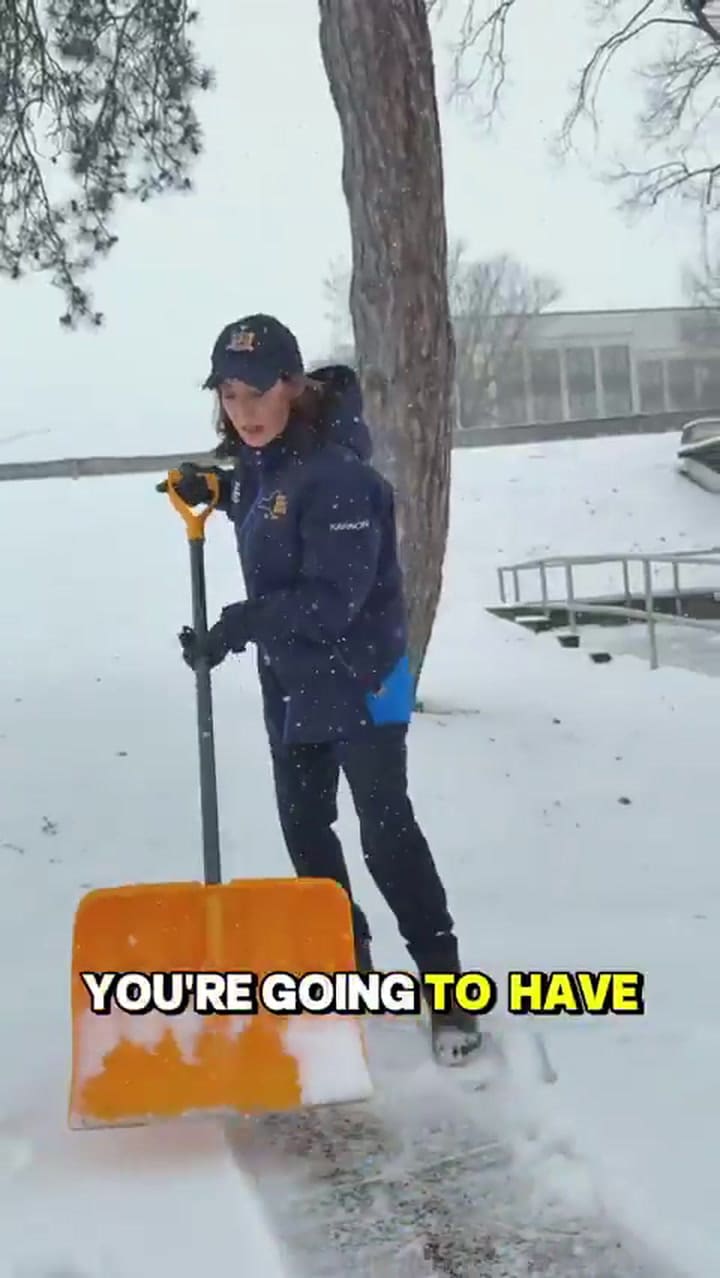 Kathy Hochul mostró cómo quitar la nieve de las calles y veredas en Nueva York