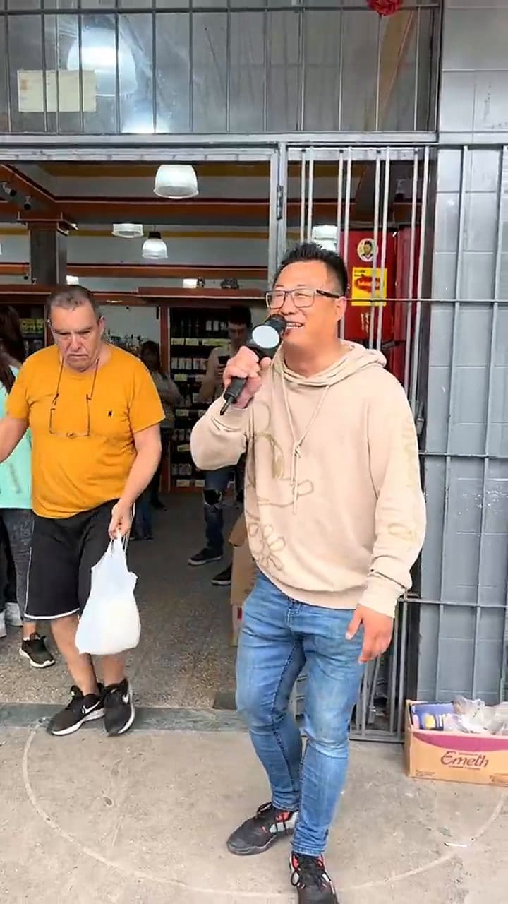 Li Dongdong es fan del cuarteto y canta en el supermercado