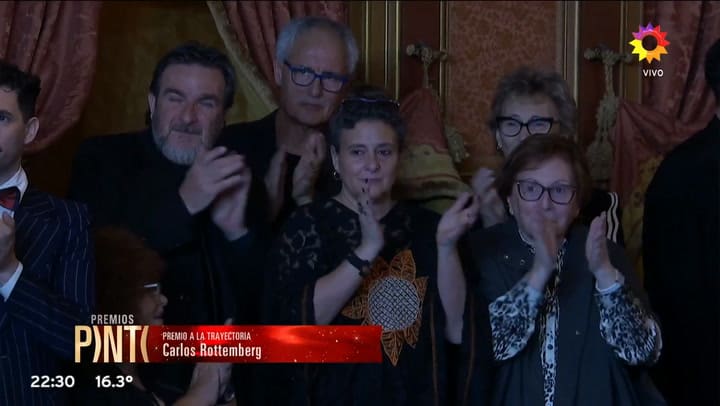 El momento en que Carlos Rottemberg recibió el Premio Pinti