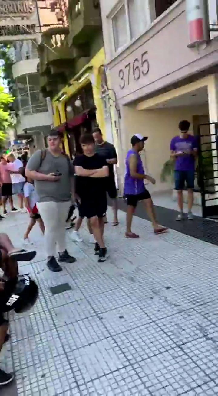 El furor por el corte del Dibu - Instagram: peluqueria_il_figaro