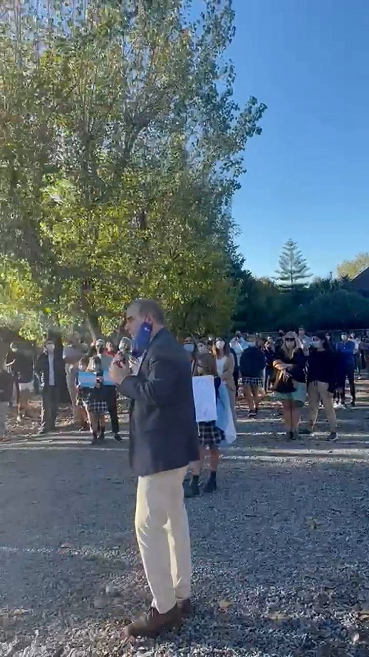 Abrazo en el colegio Pilgrims de San Isidro