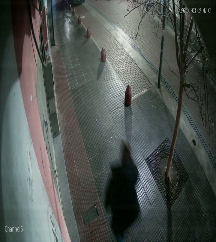 El momento en que el delincuente se escapa después de disparar