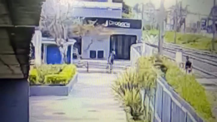 Las imágenes del ataque a piedrazos que terminó con la muerte de un joven a la salida de un boliche en Ezeiza