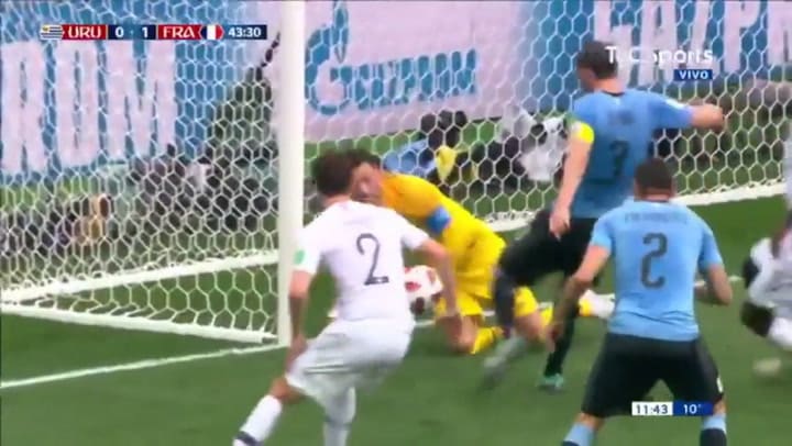 La increíble atajada de Lloris que podría haber marcado el 1-1 para Uruguay - Fuente: TyC