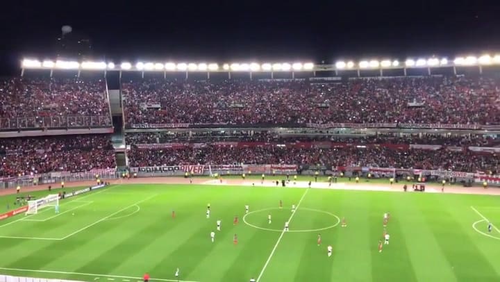 Desde la tribuna: la ovación de los hinchas de River a Gigliotti - Fuente: Twitter