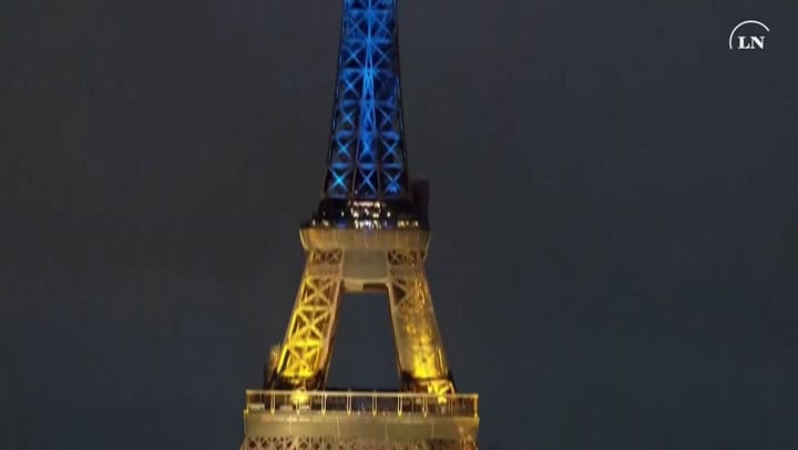 La Torre Eiffel brilla en azul y amarillo en la víspera del aniversario de la guerra de Ucrania