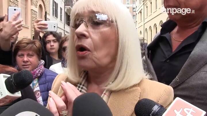 Raffaella Carra en el funeral de su marido - Fuente: YouTube