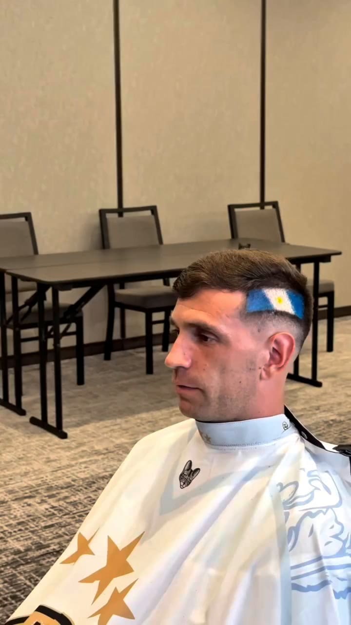 El nuevo look mundialista de Dibu Martínez