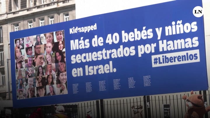 A un mes de la guerra. El desgarrador acto en el Obelisco por los chicos secuestrados