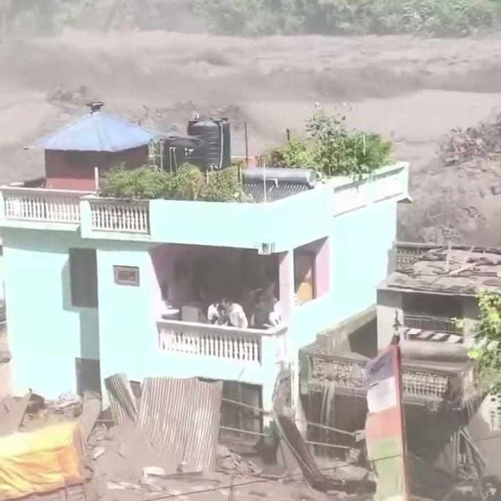 La única casa que quedó en pie en Nepal