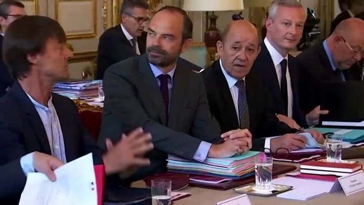 Renuncia en bloque el gobierno de Francia y Macron prepara la reorganización - Fuente: Reuters
