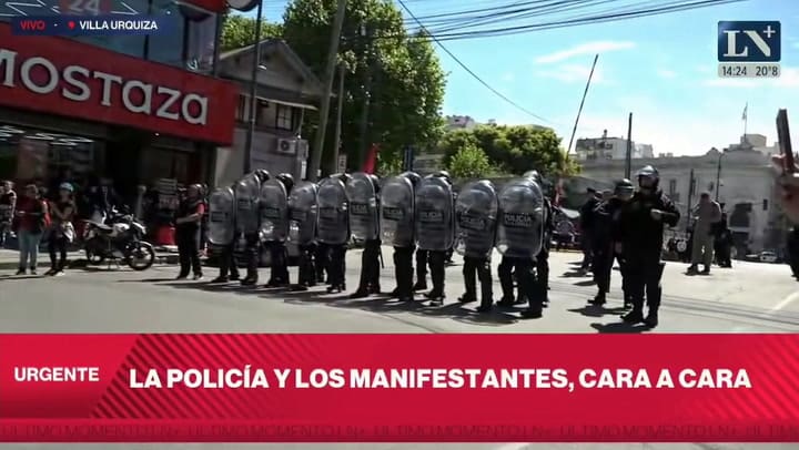 Corridas y enfrentamientos entre manifestantes y la Policía por el paro de subtes